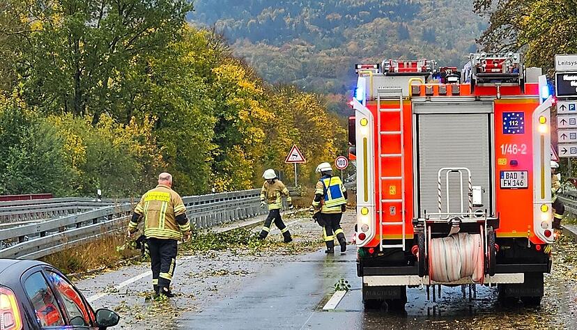 Wegen der Stürme in Baden-Württemberg rücken Polizei und Feuerwehr am Donnerstag immer wieder aus. Wegen der Stürme in Baden-Württemberg rücken Polizei und Feuerwehr am Donnerstag immer wieder aus.