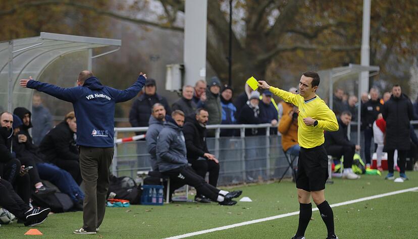 Die Nerven liegen schnell blank beim Trainer des VfR Heilbronn: Manuel Fischer erh&auml;lt wegen Meckerns wieder einmal eine Verwarnung.