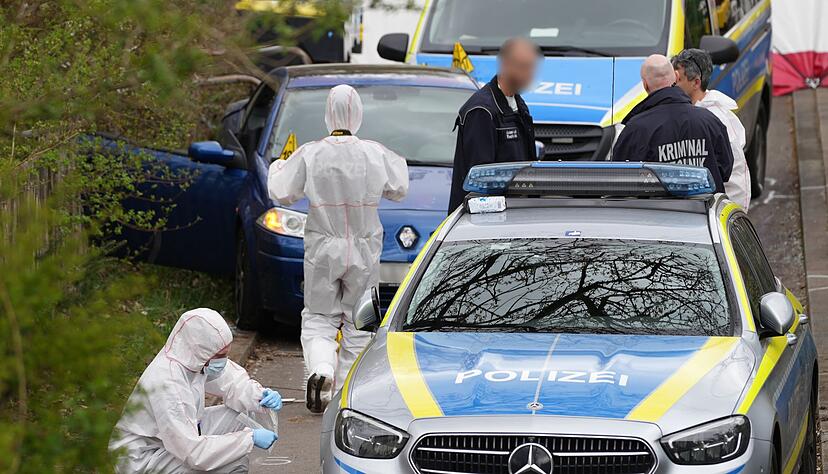 Auch eine Polizistin wurde verletzt, als sie zwischen zwei Autos eingeklemmt wurde