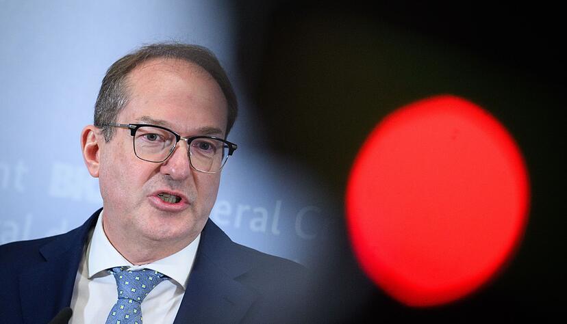 Bundesinnenminister Alexander Dobrindt (CSU) hatte im Mai festgelegt, dass die Bundespolizei auch Asylsuchende an den Landgrenzen zur&uuml;ckweisen soll. Es gibt aber Ausnahmen, etwa f&uuml;r Kranke und Schwangere. (Archivfoto)