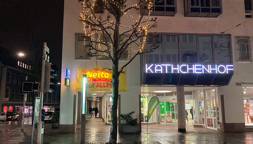 Ein Banner weist auf die Eröffnung des Netto-Marktes im Heilbronner Käthchenhof hin.