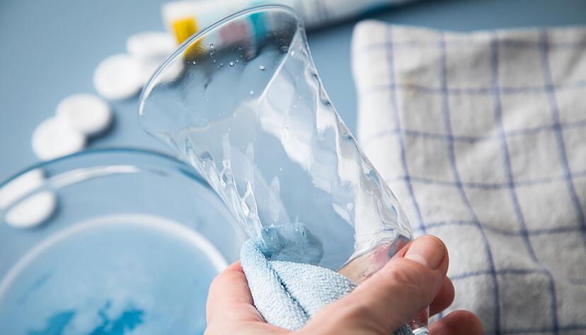 Schritt 2: Mit der Tab-Wasser-Lösung das trübe Glas polieren. Schritt 2: Mit der Tab-Wasser-Lösung das trübe Glas polieren.
