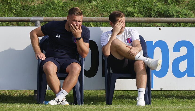 Pures Entsetzen: Hollenbachs Trainer Reinhard Schenker (rechts) und sein Co Nicolas Schlegel wollten dem Treiben ihrer Mannschaft gegen den FC Denzlingen am liebsten gar nicht mehr zusehen.
Foto: Marc Schmerbeck