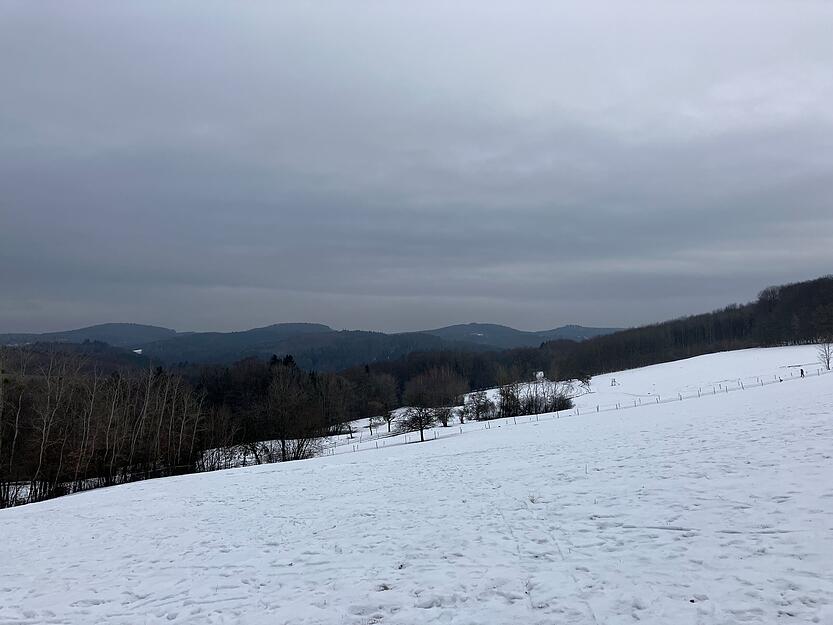 Winterwetter auf dem Stocksberg in Beilstein mit Blick auf die L&ouml;wensteiner Berge: Am Montagvormittag war hier trotz erneutem Wintereinbruch noch nichts los.