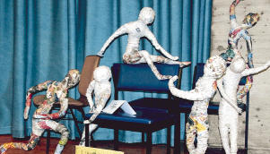 Phantasievolle menschliche Figuren aus &bdquo;umgarnten&ldquo; Zeitungen. Ein Beispiel aus der vielfältigen Ausstellung in der Otto-Klenert-Realschule.Foto: Edgar Herterich
