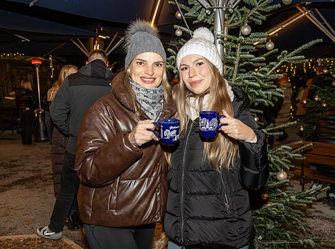Beim Winterzauber am Trappensee in Heilbronn lässt es sich bei einer Tasse Glühwein stimmungsvoll auf die Adventszeit einstimmen.