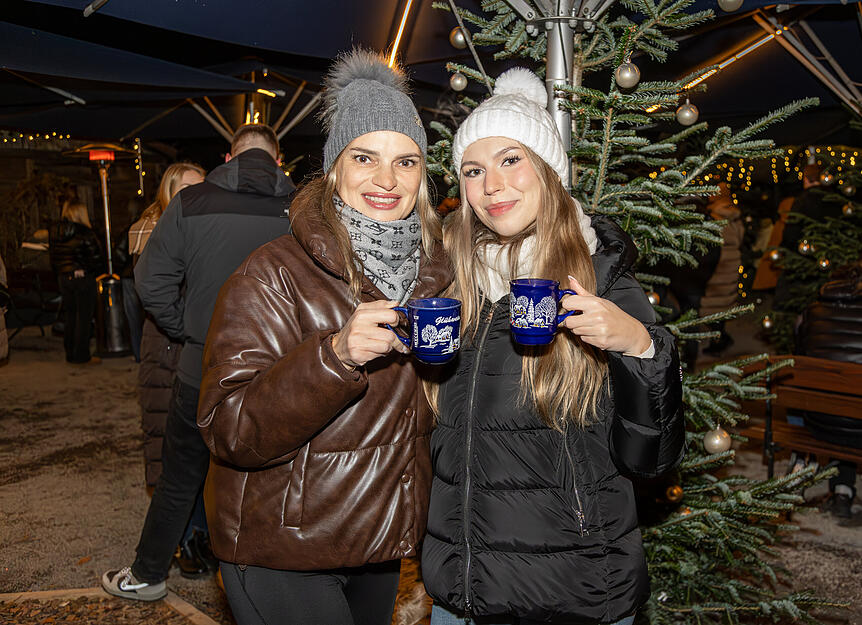 Beim Winterzauber am Trappensee in Heilbronn lässt es sich bei einer Tasse Glühwein stimmungsvoll auf die Adventszeit einstimmen.