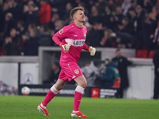 Alexander N&uuml;bel: Beim 0:1 ohne Chance. Der Ball von Christensen senkt sich unhaltbar ins lange Eck. Beim Lattenkracher in der zweiten Halbzeit im Gl&uuml;ck. Beim 2:2 sieht er den Ball sp&auml;t. Rettet daf&uuml;r in der 89. Minute gleich zweimal bockstark. Note: 3