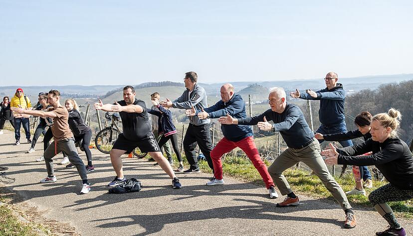 Voller K&ouml;rpereinsatz: Heilbronns Oberb&uuml;rgermeister Harry Mergel (vierter von rechts) bei der Er&ouml;ffnung des neuen Intersport-Trimm-Dich-Pfads auf dem Wartberg.
Foto: Andreas Veigel