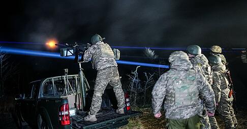 Ein mobiler Drohnen-Abwehrtrupp trainiert nachts den Abschuss russischer Drohnen östlich von Odessa.