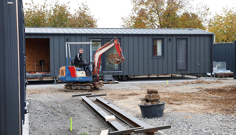Familie H&ouml;rtling stellt vier Tiny Houses auf das Gel&auml;nde neben und hinter der Backstube. Der Bau eines Einfamilienhauses h&auml;tte zu lang gedauert.