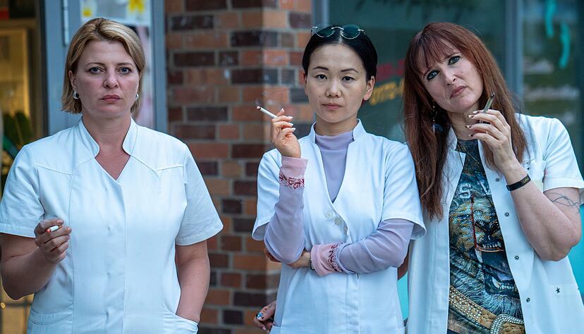 Szene aus der Serie &laquo;Marzahn Mon Amour&raquo;: Kathi Grabowski (J&ouml;rdis Triebel), ihre Chefin Jenny Chan (Yvonne Yung Hee Bormann) und Kollegin Lulu Moll (Deborah Kaufmann). (Undatiertes Handout).