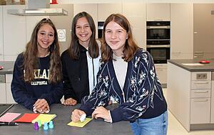 In der Schule an einem Samstag? Cria Schmidtchen, Erika Vlaivo und Paula Hanzic zeigen gerne die Küche und helfen bei der Schulrallye. In der Schule an einem Samstag? Cria Schmidtchen, Erika Vlaivo und Paula Hanzic zeigen gerne die Küche und helfen bei der Schulrallye.
