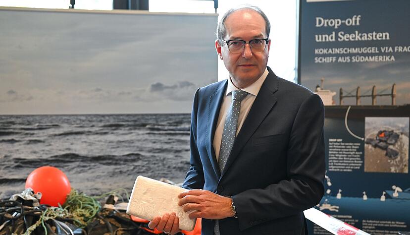 Bundesinnenminister Alexander Dobrindt (CSU) zeigte bei einer Pressekonferenz im Bundeskriminalamt im Herbst Kokainpakete. Sie wurden vor der Insel Borkum ins Wasser geworfen. (Archivbild)