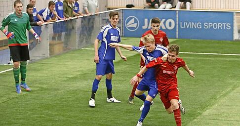 Die rot gekleideten Kickers Würzburg zeigten sich nicht nur im Halbfinale gegen Pfedelbach körperlich robust und spielstark.Foto: Marc Schmerbeck Die rot gekleideten Kickers Würzburg zeigten sich nicht nur im Halbfinale gegen Pfedelbach körperlich robust und spielstark.Foto: Marc Schmerbeck