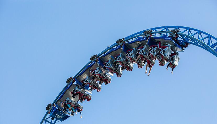 Besucher des Europa-Park fahren mit der Achterbahn Blue Fire. Besucher des Europa-Park fahren mit der Achterbahn Blue Fire.