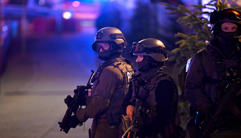 Auch Sondereinsatzkräfte der Polizei sind bewaffnet in Magdeburg im Einsatz nachdem es einen Anschlag auf den Weihnachtsmarkt gegeben hat. Auch Sondereinsatzkräfte der Polizei sind bewaffnet in Magdeburg im Einsatz nachdem es einen Anschlag auf den Weihnachtsmarkt gegeben hat.