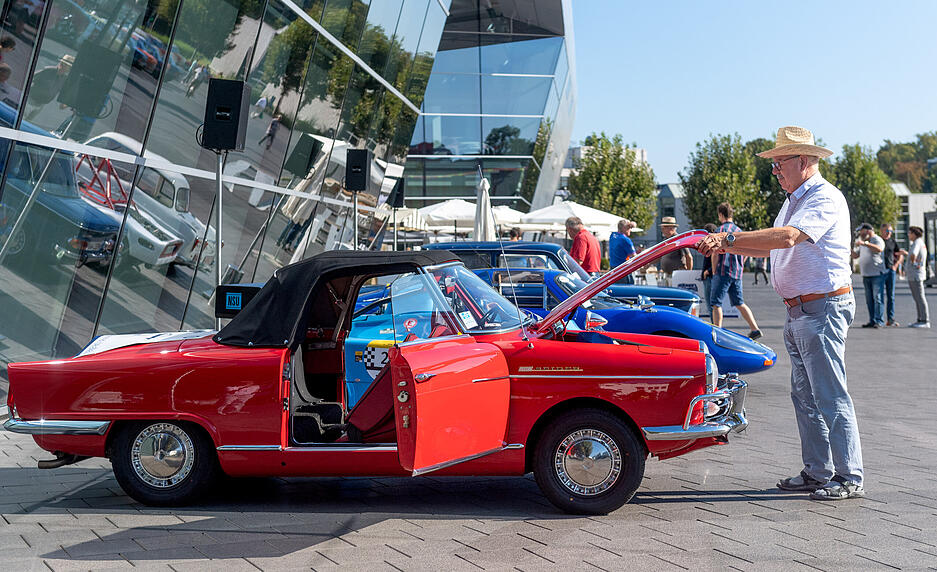 Eleganz in seiner schönsten Form: Wer möchte nicht mal mit dem knallroten Wankel-Spider in der Amerika-Ausführung von 1965 eine Spritztour machen?