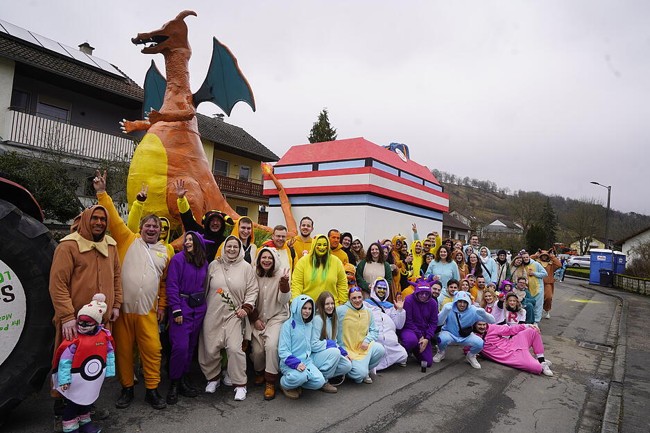 Kreative Wagenbauten pr&auml;gen das Bild des Umzugs beim D&ouml;rzbacher Fr&uuml;hjahrspferdemarkt.