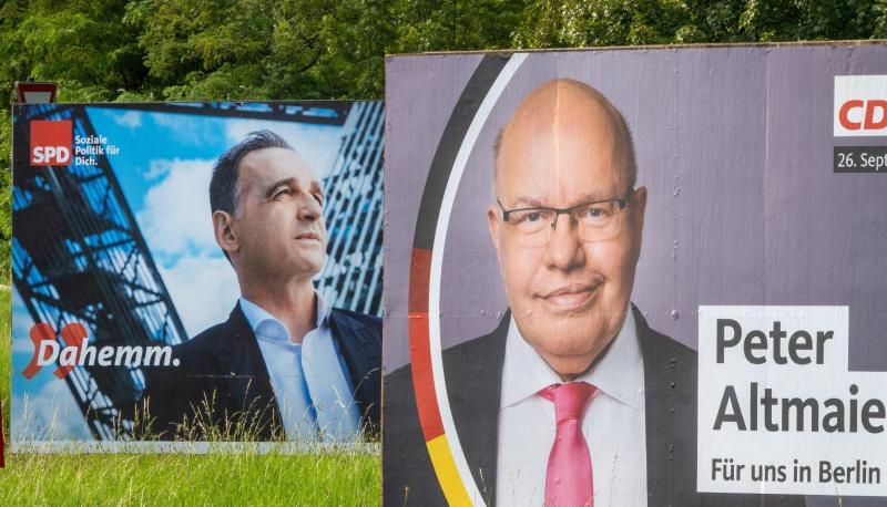 Außenminister Heiko Maas (SPD, l) hat das Duell gegen Wirtschaftsminister Peter Altmaier (CDU) um das Direktmandat im Wahlkreis Saarlouis gewonnen.