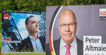 Außenminister Heiko Maas (SPD, l) hat das Duell gegen Wirtschaftsminister Peter Altmaier (CDU) um das Direktmandat im Wahlkreis Saarlouis gewonnen.