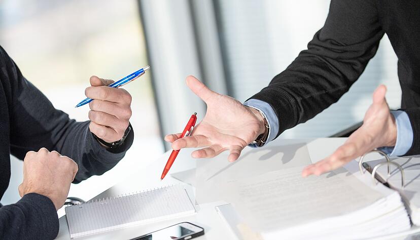 Wer sich wegen eines Aufhebungsvertrags vom Arbeitgeber unter Druck gesetzt fühlt, muss nichts unterschreiben - und sollte sich im Zweifel beraten lassen. Wer sich wegen eines Aufhebungsvertrags vom Arbeitgeber unter Druck gesetzt fühlt, muss nichts unterschreiben - und sollte sich im Zweifel beraten lassen.