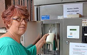 Seit zwei Jahren betreibt Birgit Wolf in D&uuml;rrenzimmern einen Milchautomaten. Foto: Thomas Dorn