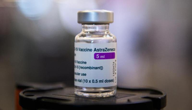 Eine Ampulle mit dem Corona-Impfstoff des Herstellers Astrazeneca steht auf einem Tisch. Eine Ampulle mit dem Corona-Impfstoff des Herstellers Astrazeneca steht auf einem Tisch.