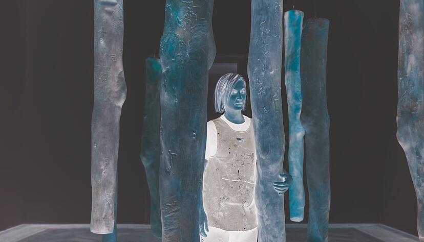 Kaari Upson inmitten ihrer Installation &bdquo;Mother&rsquo;s Legs&ldquo;. 2021 erlag die US-K&uuml;nstlerin ihrem Krebsleiden. Foto: Dominik Asche &copy; Kaari Upson, Esm&eacute; Trust / Kaari Upson Trust