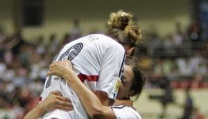 Die deutschen Spielerinnen Laudehr und Lingor freuen sich &uuml;ber das entscheidende 2:0.