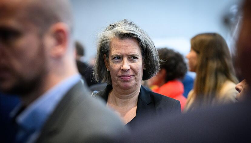 Tamara Zieschang (CDU), ist Innenministerin von Sachsen-Anhalt. In ihrem Bundesland lag das Personenpotenzial im Phänomenbereich «Verfassungsschutzrelevante Delegitimierung des Staates» in den Jahren 2022 und 2023 jeweils knapp im dreistelligen Bereich. Im vergangenen Jahr hat sich die Zahl nach bisherigen Informationen weiter verringert. Tamara Zieschang (CDU), ist Innenministerin von Sachsen-Anhalt. In ihrem Bundesland lag das Personenpotenzial im Phänomenbereich «Verfassungsschutzrelevante Delegitimierung des Staates» in den Jahren 2022 und 2023 jeweils knapp im dreistelligen Bereich. Im vergangenen Jahr hat sich die Zahl nach bisherigen Informationen weiter verringert.