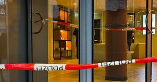 Die Dreht&uuml;r zu dem Hotel ist gesperrt - ein Mann soll seine Mutter dort erstochen haben.