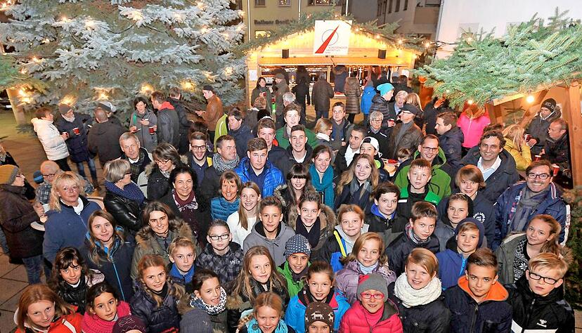 Im Rahmen des "Adventsst&auml;ndles" ehrte die Gemeinde Abstatt ihre verdienten Sportlerinnen und Sportler. Diese bekamen kleine Pr&auml;sente.Foto: Werner Kuhnle