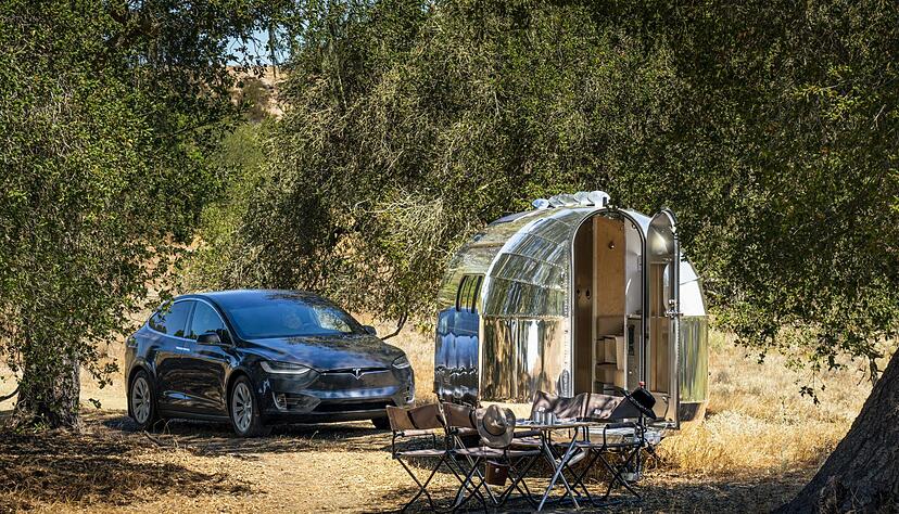 Moderne Formen in der Natur: Der Bowlus Volterra und ein elektrisches Zugfahrzeug.
