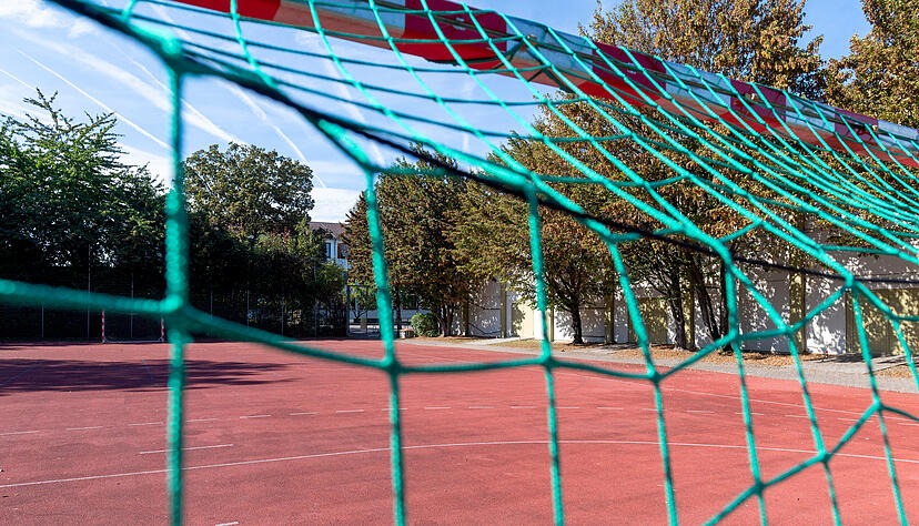 Entschieden ist nichts, die Diskussion hat begonnen: Die neue Grundschule könnte auf diesem Sportplatz beim Mönchsee-Gymnasium gebaut werden. Entschieden ist nichts, die Diskussion hat begonnen: Die neue Grundschule könnte auf diesem Sportplatz beim Mönchsee-Gymnasium gebaut werden.