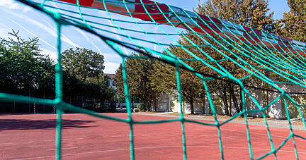 Entschieden ist nichts, die Diskussion hat begonnen: Die neue Grundschule könnte auf diesem Sportplatz beim Mönchsee-Gymnasium gebaut werden.
Foto: Mario Berger