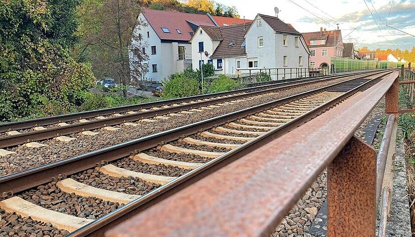 Bahnstrecke bei Heilbronn-Klingenberg: Hier ist im Zuge dermöglichen Zabergäubahn-Reaktivierung eine neue Haltestelle geplant.
Foto: Alexander Hettich Bahnstrecke bei Heilbronn-Klingenberg: Hier ist im Zuge dermöglichen Zabergäubahn-Reaktivierung eine neue Haltestelle geplant.
Foto: Alexander Hettich