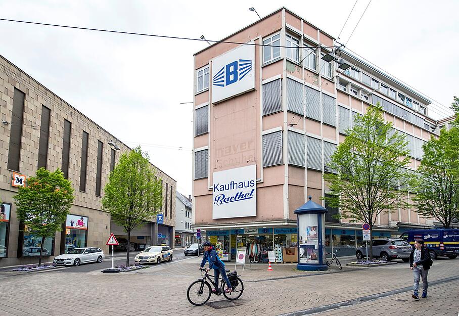 Kilianstraße /Ecke Klarastraße. Im März 2010 Neueröffnung Kaufhaus  Barthel, zuvor als Heilbronner Kaufhaus geführt. Nach erneutem Inhaberwechsel 2011 schließt Barthel Ende 2017.