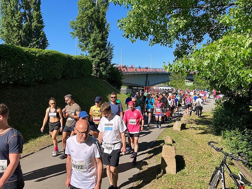 Profiläufer und Hobbysportler bringen sich für den Halbmarathon in Postion.