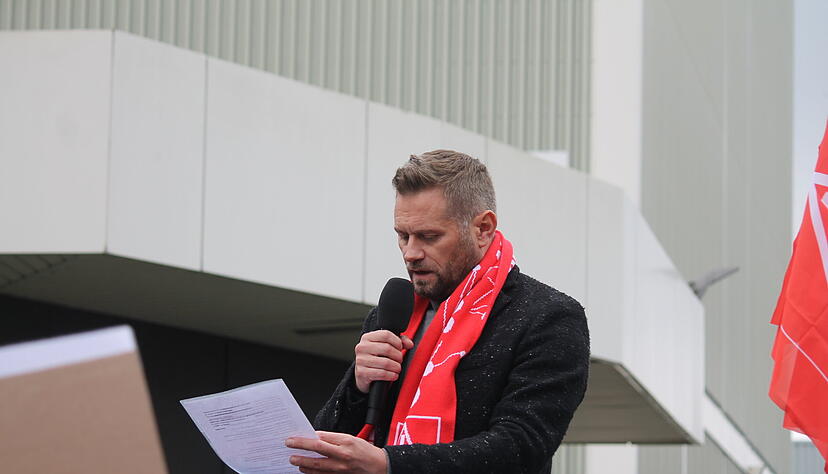 Betriebsratsvorsitzender Kristian Kipcic-Suta spricht zur Menge.