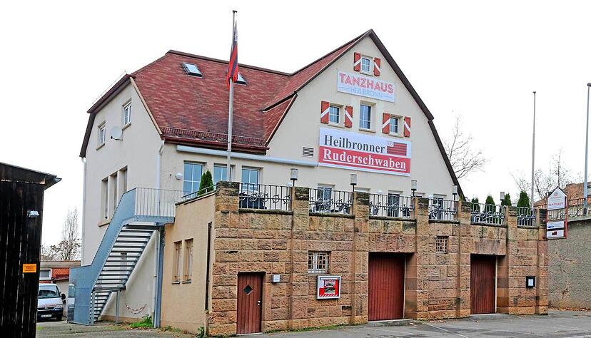 Sport spielt in der Badstra&szlig;e 48 die Hauptrolle. Im Erdgeschoss befindet sich das Bootshaus der Ruderschwaben, dar&uuml;ber zog J&uuml;rgen Heintschel im November 2013 mit seiner Tanzschule ein.Foto: Guido Sawatzki