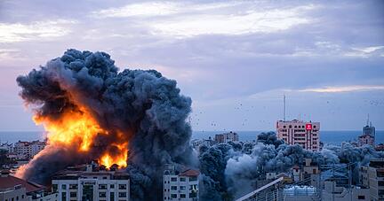 Feuer und Rauch steigen nach einem israelischen Luftangriff in Gaza-Stadt auf.