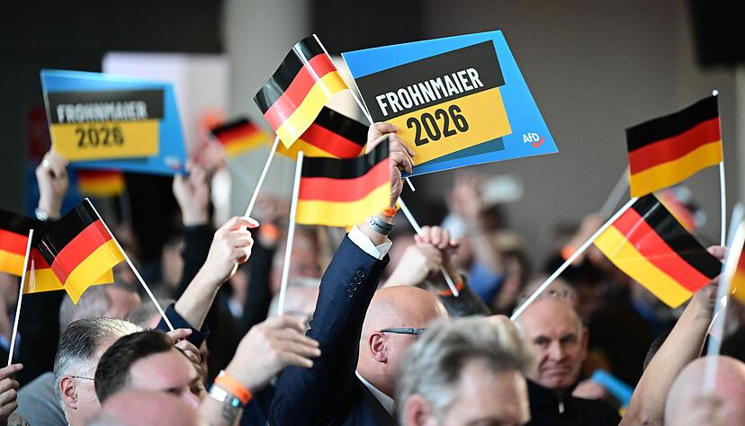 Viele Deutschlandfahnen wehten durch die Stadthalle Hechingen.