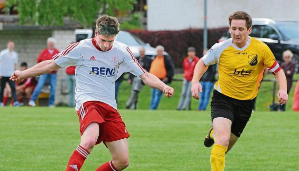 Am Ball: Nico Mayer (links) erzielte das 1:0 für den TSV Neckarbischofsheim. Sascha Imhof und der FV Landshausen kamen später zum Ausgleich.Foto: Klaus Krüger Am Ball: Nico Mayer (links) erzielte das 1:0 für den TSV Neckarbischofsheim. Sascha Imhof und der FV Landshausen kamen später zum Ausgleich.Foto: Klaus Krüger