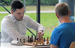 Christopher Noe (links) holt sowohl in der Partie gegen Matthias Dann (Baden-Baden) als auch gegen den Emmendingener Christian Bauer ein Unentschieden. Christopher Noe (links) holt sowohl in der Partie gegen Matthias Dann (Baden-Baden) als auch gegen den Emmendingener Christian Bauer ein Unentschieden.