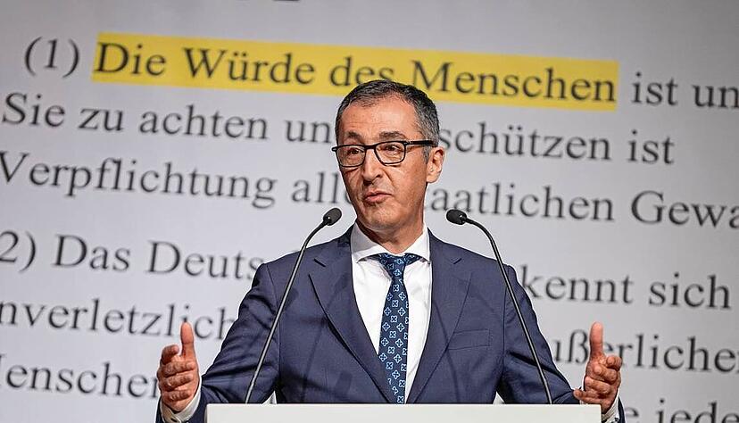 Cem &Ouml;zdemir spricht als Schirmherr bei der Preisverleihung "W&uuml;rttemberger K&ouml;pfe". Sein Parteifreund Joschka Fischer wurde damit ausgezeichnet.