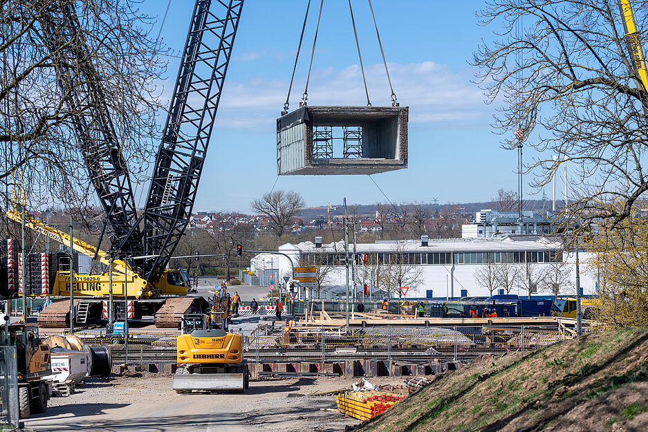 320 Tonnen schweben an Stahlseilen durch die Luft.