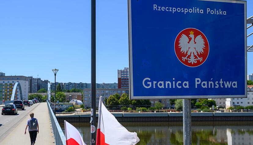 Der deutsch-polnische Grenz&uuml;bergang Stadtbr&uuml;cke zwischen Frankfurt (Oder) und Slubice. Polens Regierung rechnet mit Behinderungen des Grenzverkehrs durch die am Montag beginnenden Kontrollen an der Grenze. (Archivbild)