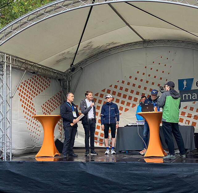 Berührende Worte gab es von den Veranstaltern vor den Starts. Hier TSV-Vorstand Ralf Herrmann (v.l.) mit Bürgermeister Achim Beck und EBM-Papst-Geschäftsführer Klaus Geißdörfer. Der lief den ersten Teil des Duo-Marathons.