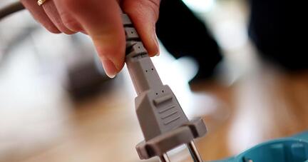 Ein Stecker wird in die Steckdose gesteckt. Ein Stecker wird in die Steckdose gesteckt.